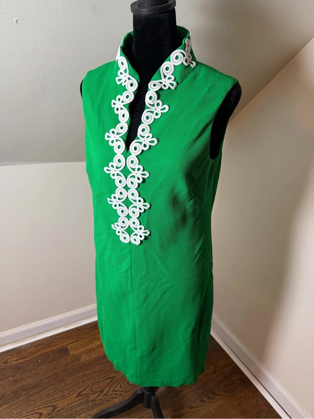 Vince Camuto Kelly Green Sleeveless Shift Dress with White Trim